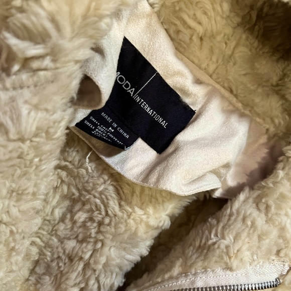 Moda International cozy hooded Vest! - Picture 2 of 3